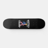 Bigfoot steht bei den Wahlen 2024 unter Trump Skateboard (Horizontal)