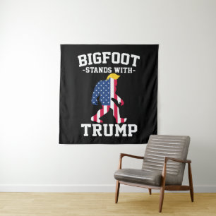 Bigfoot steht bei den Wahlen 2024 unter Trump Wandteppich