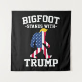 Bigfoot steht bei den Wahlen 2024 unter Trump Wandteppich (Vorderseite)