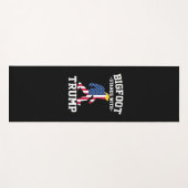 Bigfoot steht bei den Wahlen 2024 unter Trump Yogamatte (Vorderseite (Horizontal))