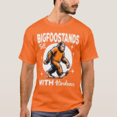 Bigfoot steht groß mit Freundlichkeit T-Shirt (Vorderseite)