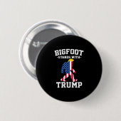 Bigfoot steht hinter den Trump-Wahlen  Button (Vorne & Hinten)