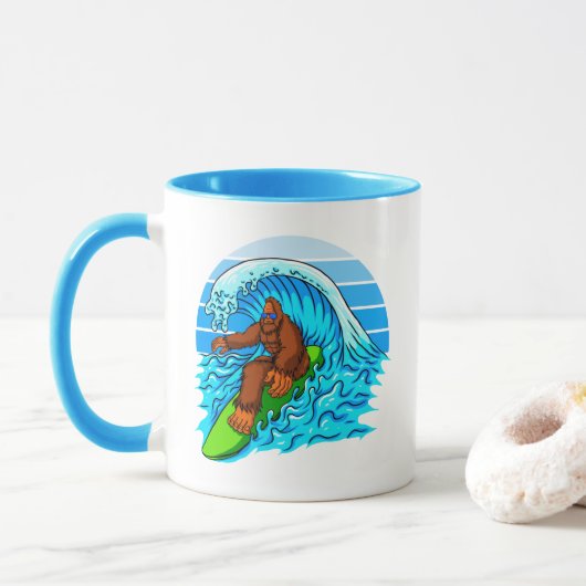 Bigfoot Surfen Reiten Die Wellen Spaß Sasquatch Tasse (Mit Donut)