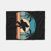 Bigfoot-Surfer am Strand surft Vintage-Bigfoo Fleecedecke (Vorderseite (Horizontal))