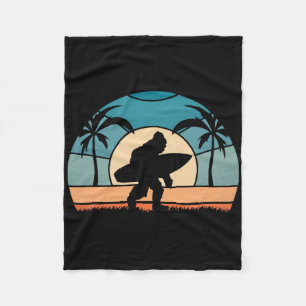 Bigfoot-Surfer am Strand surft Vintage-Bigfoo Fleecedecke