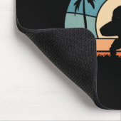 Bigfoot-Surfer am Strand surft Vintage Bigfoo Mousepad (Ecke)
