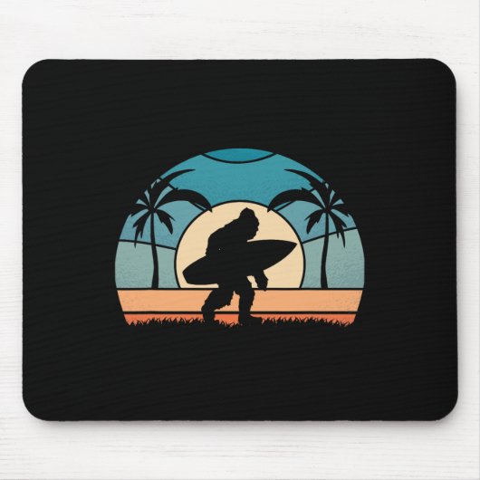 Bigfoot-Surfer am Strand surft Vintage Bigfoo Mousepad (Vorne)