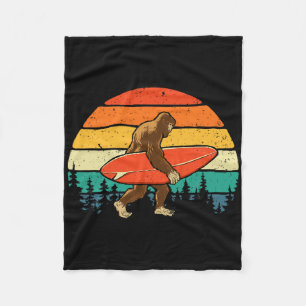Bigfoot Surfer - Retro-Surfbrett-Surfen am Strand Fleecedecke