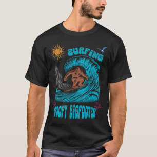 Bigfoot Surfer surft auf einer pazifischen Welle i T-Shirt