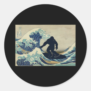 Bigfoot surft auf der Großen Welle vor Kanagawa  Runder Aufkleber