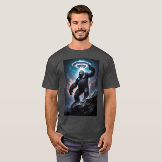 Bigfoot taking a Selfie with UFOs T-Shirt (Vorne ganz)