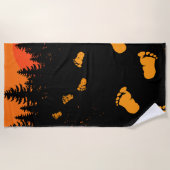 Bigfoot Tracks bei Sonnenuntergang Strandtuch (Vorderseite)
