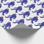 Bigfoot Tragen eines Weihnachtshutes Geschenkpapier (Ecke)