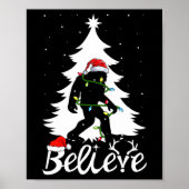 Bigfoot Tragend Weihnachtsbaum Sasquatch Glaube Poster (Vorne)