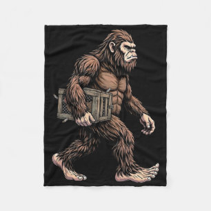 Bigfoot trägt Hühnerkiste Sasquatch-Farm Humor Fleecedecke