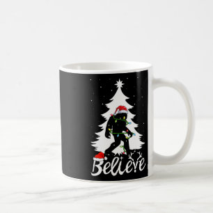 Bigfoot trägt Weihnachtsbaum Sasquatch Gläubiger Kaffeetasse