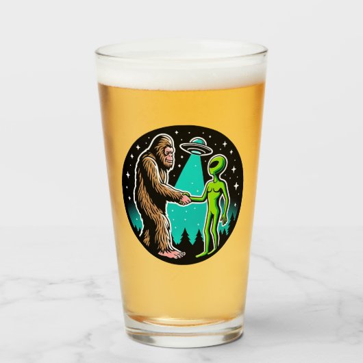 Bigfoot trifft Alien Glas (Vorne (Gefüllt))