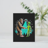 Bigfoot trifft Alien Postkarte (Stehend Vorderseite)