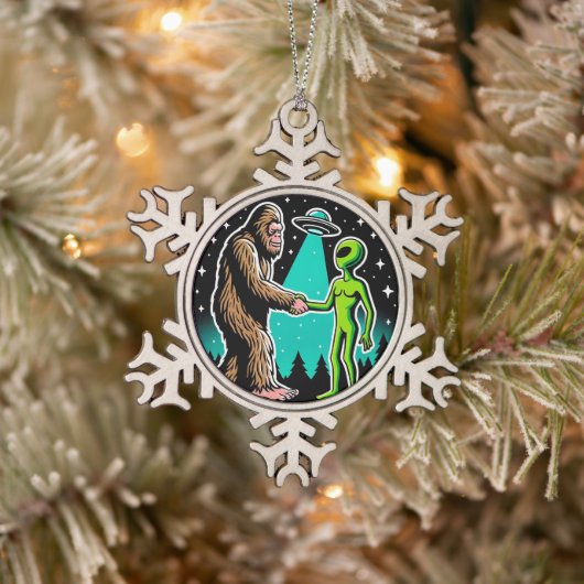 Bigfoot trifft Alien Schneeflocken Zinn-Ornament (Baum)
