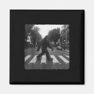 Bigfoot überquert Straße Lustige Geschenke für Män Magnet