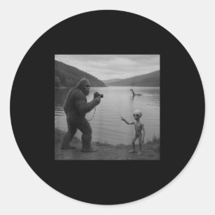 Bigfoot und Alien am Loch Ness _1 Runder Aufkleber