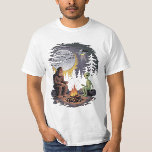 Bigfoot und Alien-Camping mit Gitarre am Lagerfeue T-Shirt