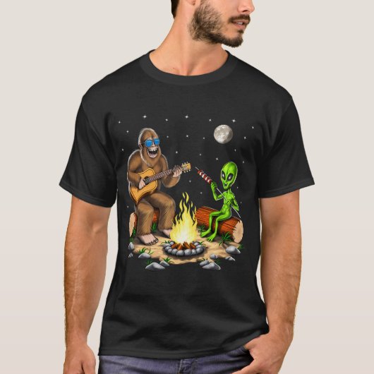 Bigfoot und Alien Camping T-Shirt (Vorderseite)
