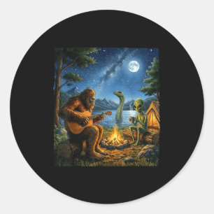 Bigfoot und Alien Loch Ness Lagerfeuer Sasquatch S Runder Aufkleber