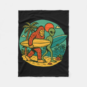 Bigfoot und Alien surfen auf Vintage-Strandkunst S Fleecedecke