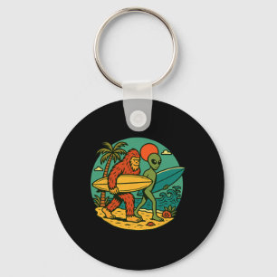 Bigfoot und Alien surfen auf Vintage-Strandkunst S Schlüsselanhänger