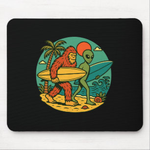 Bigfoot und Alien Surfen Vintage-Strandkunst Surfe Mousepad