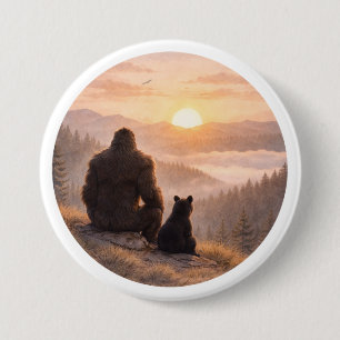 Bigfoot und Bärenjunges bei Sonnenuntergang Button