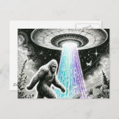Bigfoot und ein UFO im Wald Postkarte (Vorne/Hinten)