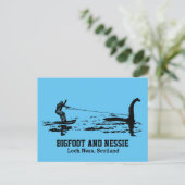 Bigfoot und Nessie Loch Ness Personalisiert Text Postkarte (Stehend Vorderseite)
