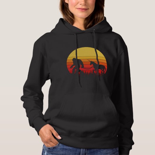 Bigfoot und Unicorn in einem Retro-Design Hoodie (Vorderseite)