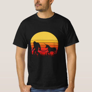 Bigfoot und Unicorn in einem Retro-Design T-Shirt