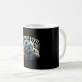Bigfoot und Yeti Selfie Kryptid Squatch Jäger Kaffeetasse (VorderseiteRechts)
