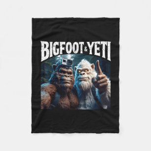 Bigfoot und Yeti Selfie lustiges Camping Wandern G Fleecedecke