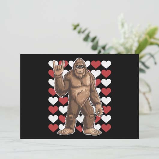 Bigfoot Valentinstag Funny Hearts Sasquatch Liebe Einladung (Stehend Vorderseite)