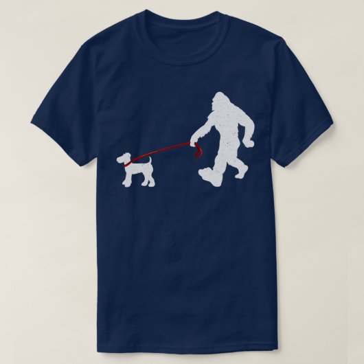 Bigfoot Walking Airedale Terrier Funny Bigfoot T-Shirt (Design vorne)