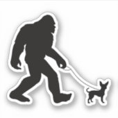 Bigfoot Walking Chihuahua Aufkleber (Vorderseite)