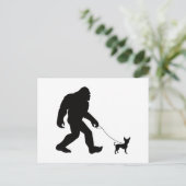 Bigfoot Walking Chihuahua Postkarte (Stehend Vorderseite)
