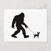 Bigfoot Walking Chihuahua Postkarte (Vorderseite)