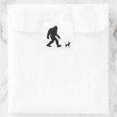 Bigfoot Walking Chihuahua Quadratischer Aufkleber (Tasche)