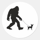 Bigfoot Walking Chihuahua Runder Aufkleber (Vorderseite)