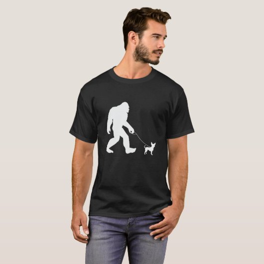 Bigfoot Walking Chihuahua T-Shirt (Vorne ganz)