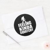 Bigfoot Walking Gefühl Kind Squatchy Runder Aufkleber (Umschlag)