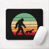Bigfoot Walking German Kurzhaar Pointer Dog Vin Mousepad (Mit Mouse)