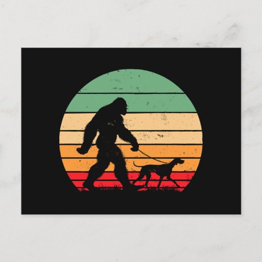 Bigfoot Walking German Kurzhaar Pointer Dog Vin Postkarte (Vorderseite)