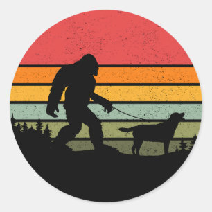 Bigfoot Walking Labrador Retriever Dog Vintag Runder Aufkleber